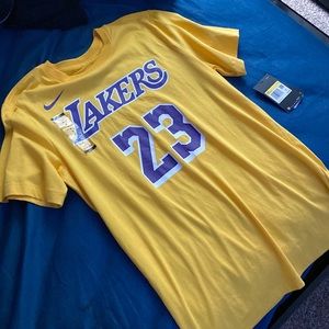 I’m selling this lebron james t shirt , i’ve never worn this